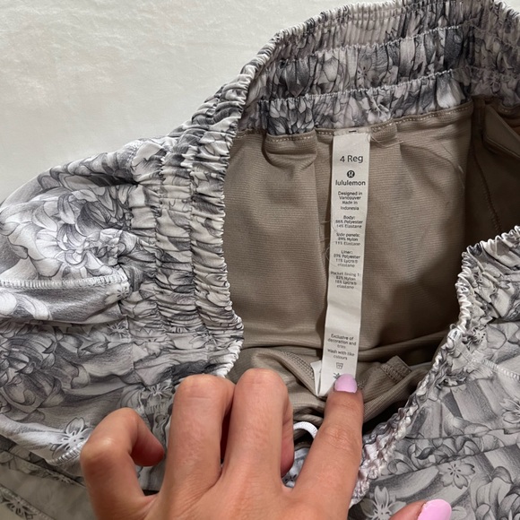 Size 4 lululmeon Hotty Hot short - Picture 4 of 4